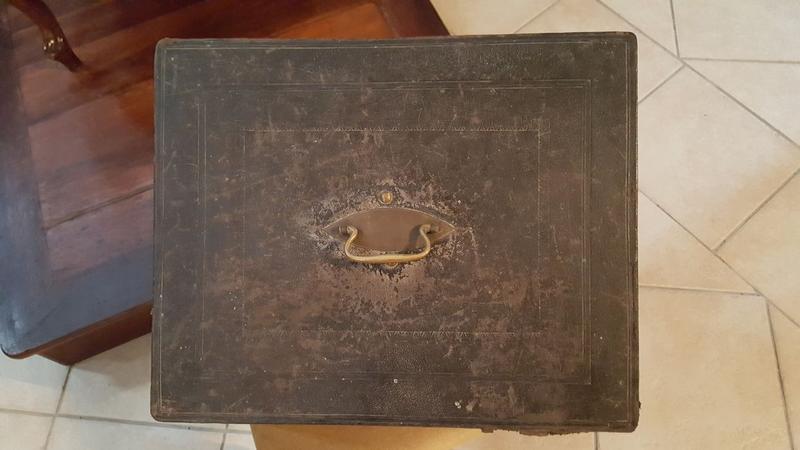 coffret de la chapelle de Mgr de Salignac de la Motte Fénelon, évêque de Lombez, vue générale du couvercle