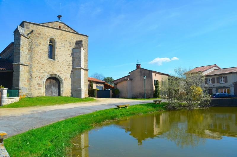 vue générale de l'église dans son environnement