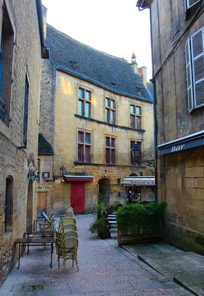 Façade sur rue, vue générale