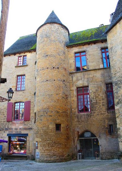 façade nord sur rue, vue générale