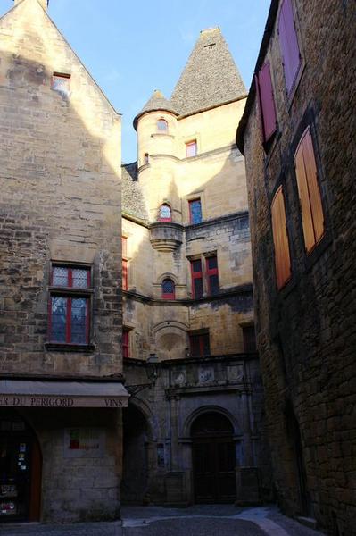 vue générale de la façade sur la place Lucien de Maleville