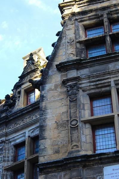 façade sur rue, vue partielle