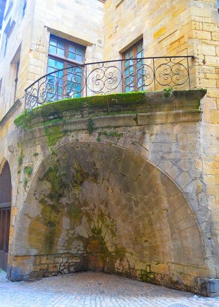 façade sur rue, vue partielle