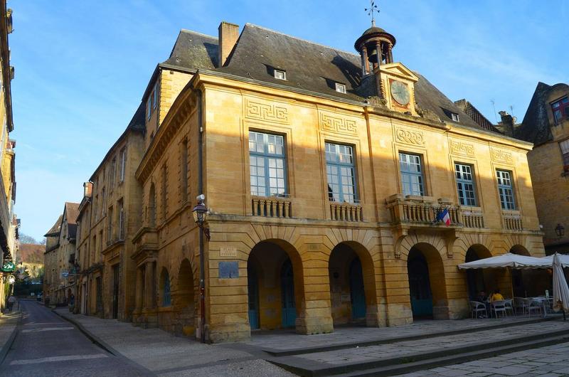 façade ouest sur la place, vue générale