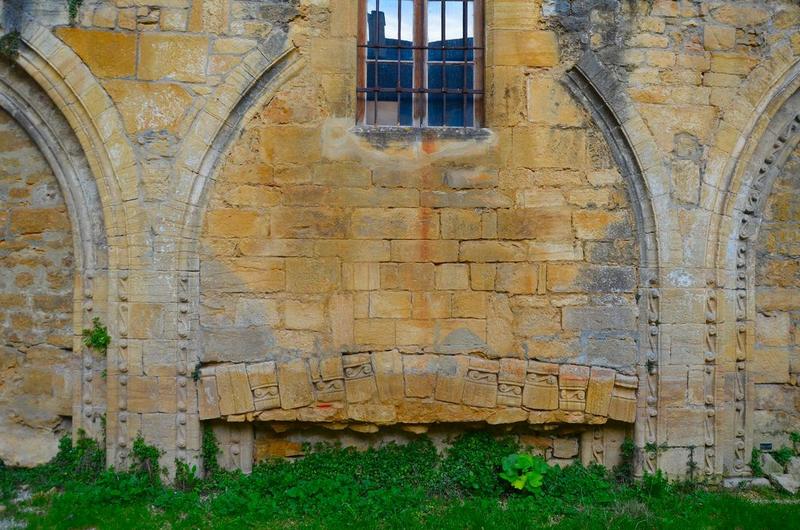 ancien cloître,  façade de l'ancienne salle capitulaire, vue partielle