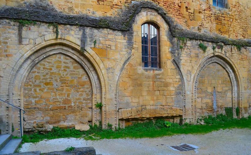 ancien cloître,  façade de l'ancienne salle capitulaire, vue générale