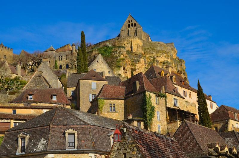 vue générale de la l'église dans son environnement