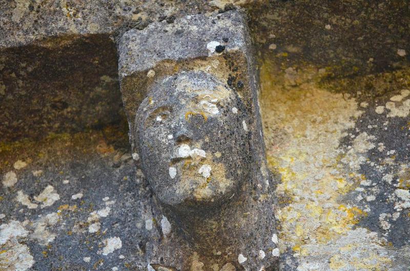 porche nord, détail d'un corbeau sculpté