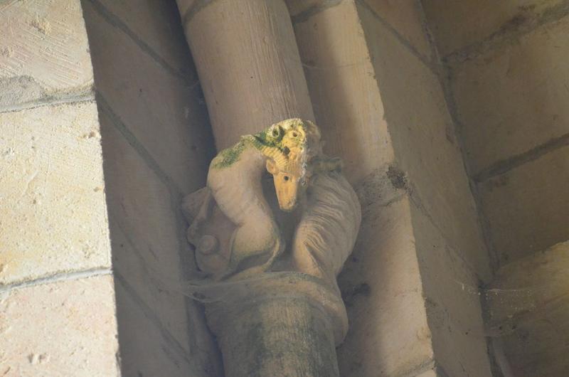 nef, détail d'un chapiteau sculpté