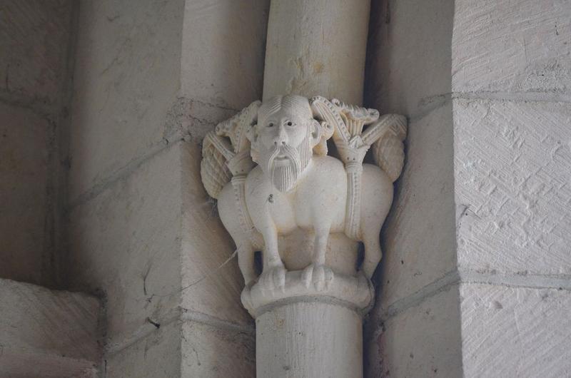 choeur, détail d'un chapiteau sculpté