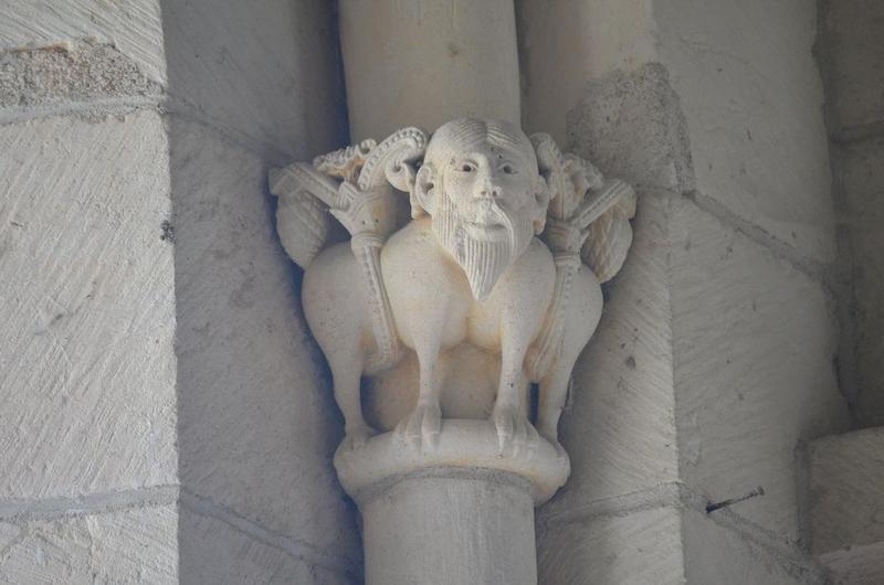 choeur, détail d'un chapiteau sculpté