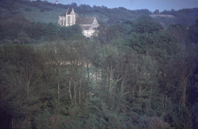 Vue éloignée sur l'église et son clocher