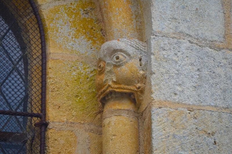 flanc nord, détail d'un chapiteau sculpté