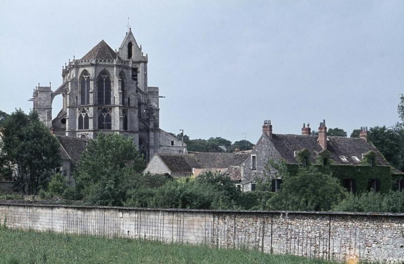 Ensemble est et clocher, maisons environnantes