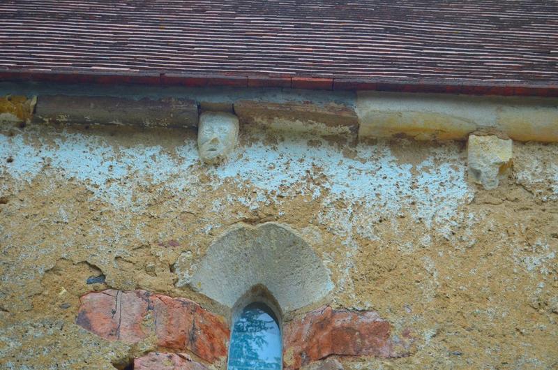 flanc sud, détail d'un corbeau de pierre sculpté