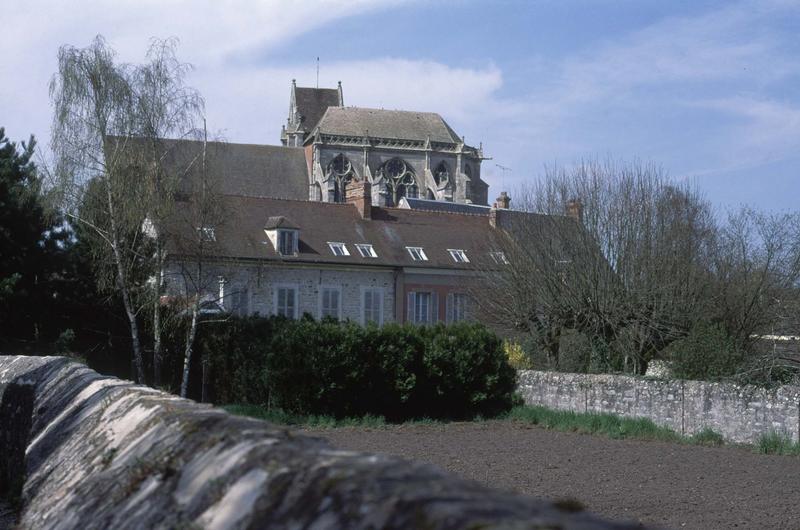 Abside et maisons environnantes