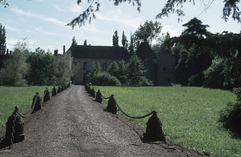 Allée d'honneur vers le logis principal