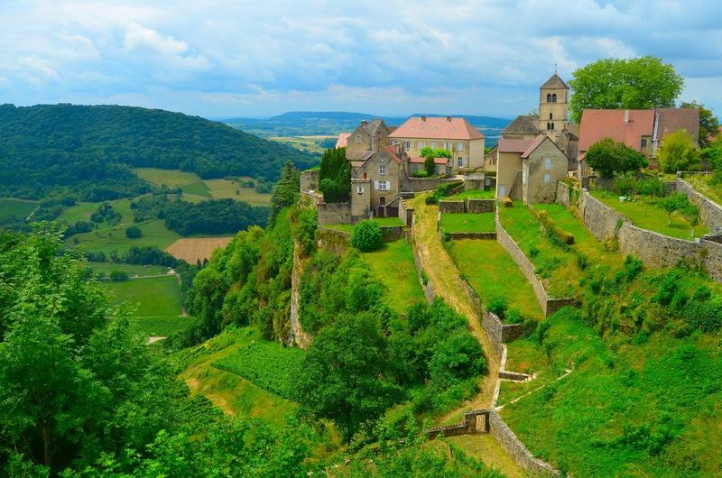 vue générale de l'église dans son environnement