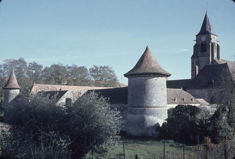 Bâtiments de ferme et tourelles, clocher de l'église