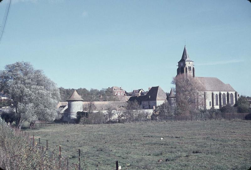 Bâtiments de ferme et tourelles, façade sud de l'église