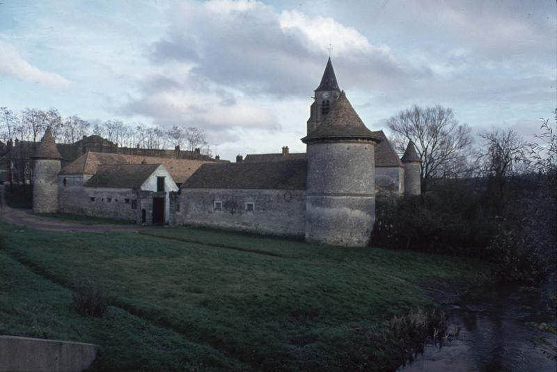 Bâtiments de ferme et tourelles, clocher de l'église