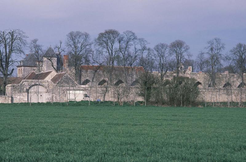 Ensemble des bâtiments derrière le mur d'enceinte