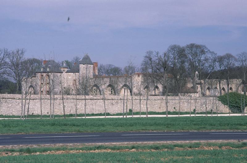 Ensemble des bâtiments derrière le mur d'enceinte