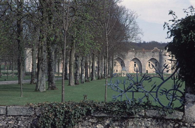 Façade à arcature sur le parc