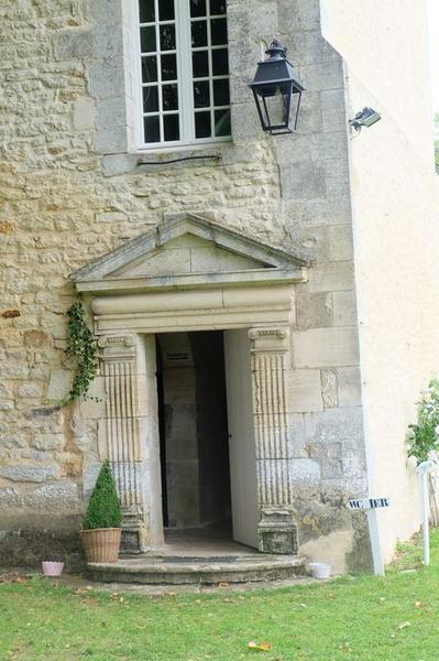 communs, façade est, détail de la porte d'accès