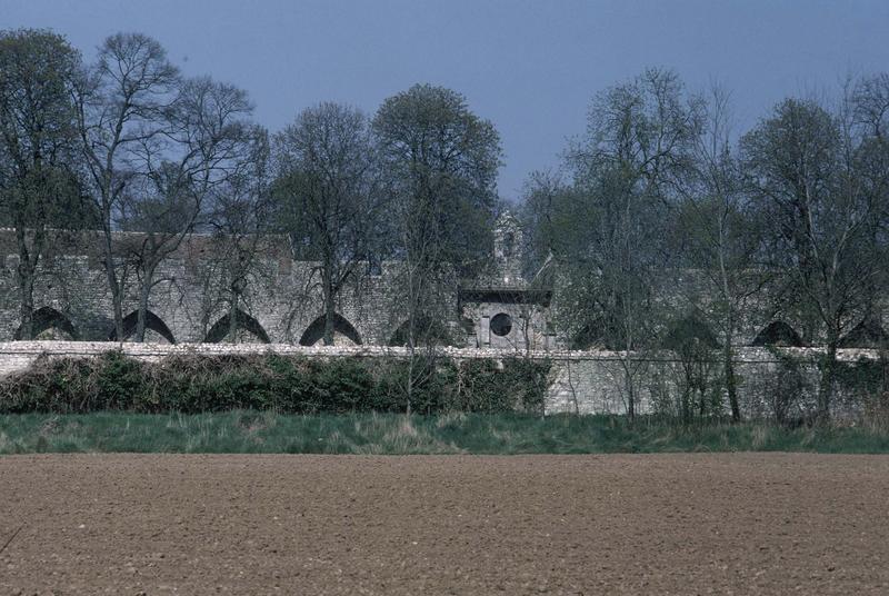 Ensemble des bâtiments derrière le mur d'enceinte