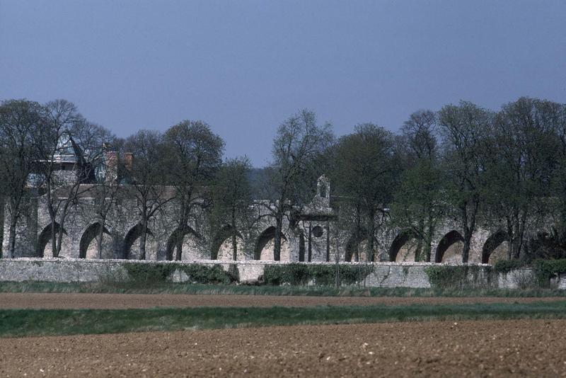 Ensemble des bâtiments derrière le mur d'enceinte