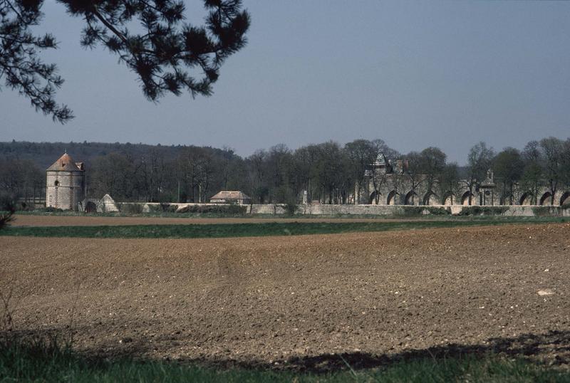 Ensemble des bâtiments derrière le mur d'enceinte