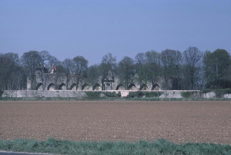 Ensemble des bâtiments derrière le mur d'enceinte