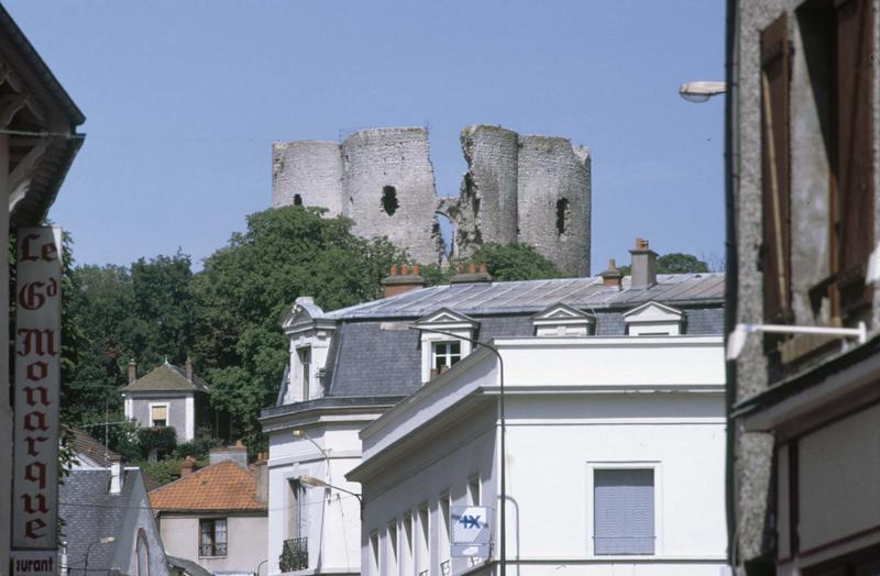 Ruines du donjon, maisons au premier plan