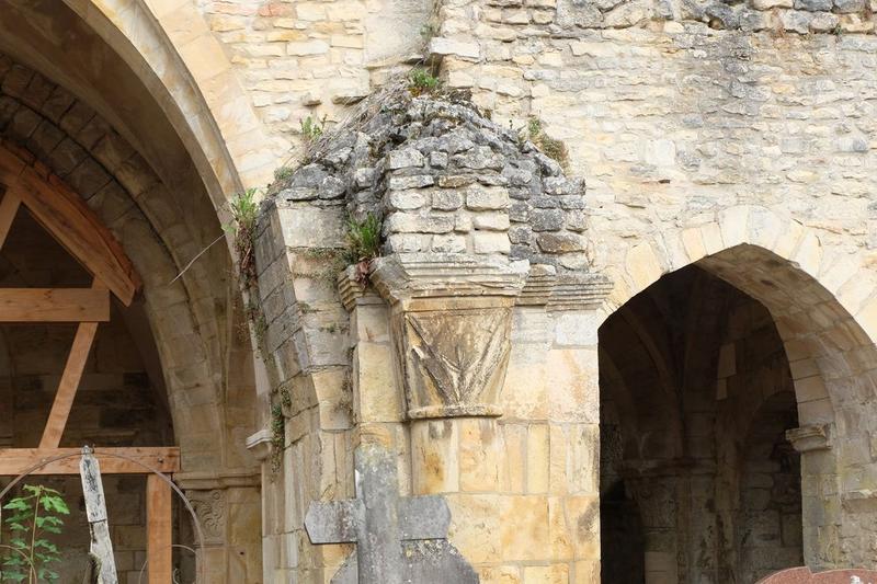 ruines, ensemble est, détail d'un chapiteau de l'ancienne nef