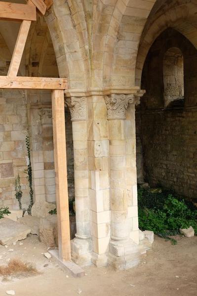 ruines, ancienne nef, détail d'une colonne