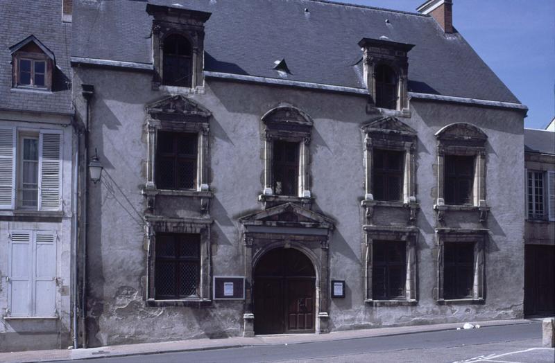 Façade sur la rue Sainte-Croix