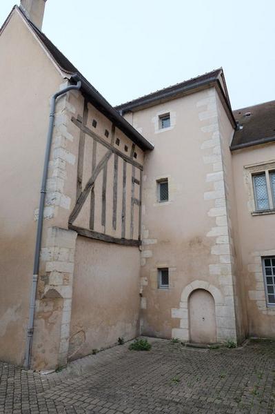 façades sud et ouest sur l'ancienne cour, vue partielle