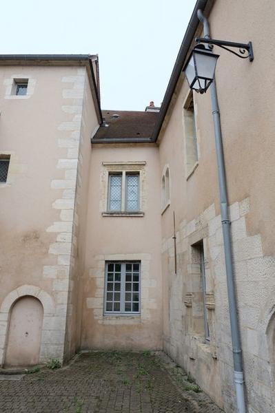 façades nord et ouest sur l'ancienne cour, vue partielle