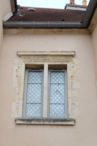 façade ouest sur l'ancienne cour, détail de la baie