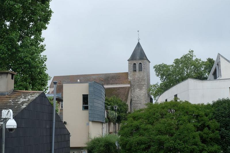 vue partielle de l'église dans son environnement