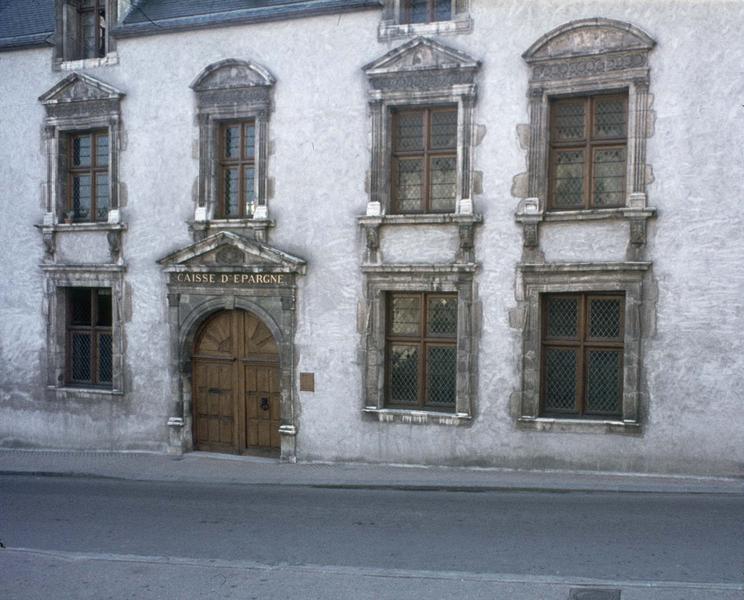 Façade sur la rue Sainte-Croix