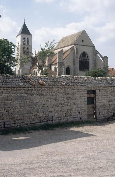 Ensemble sud-est de l'église et clocher, mur de pierre au premier plan