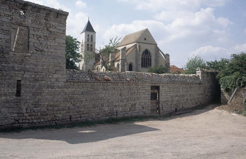 Ensemble sud-est de l'église et clocher, mur de pierre au premier plan