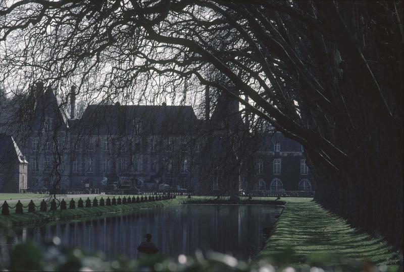 Ensemble sur parc, pièce d'eau au premier plan