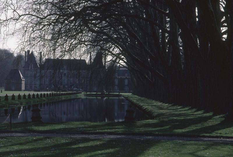 Ensemble sur parc, pièce d'eau au premier plan