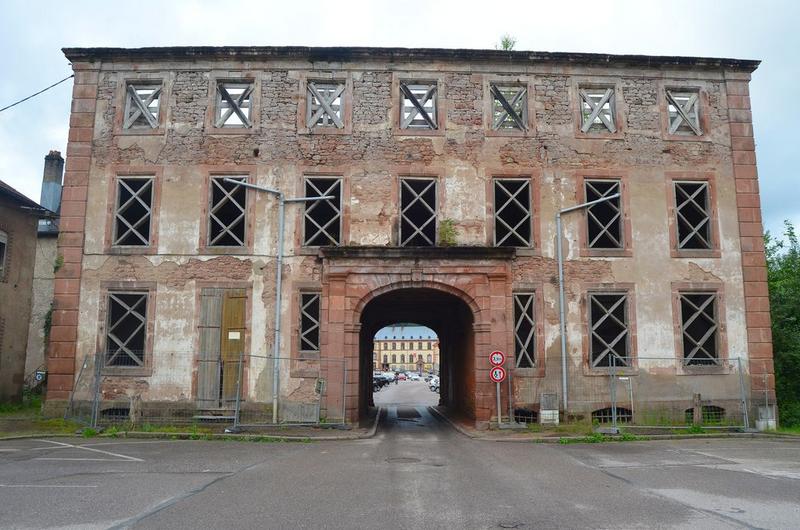 Porche traversant, façade est, vue générale