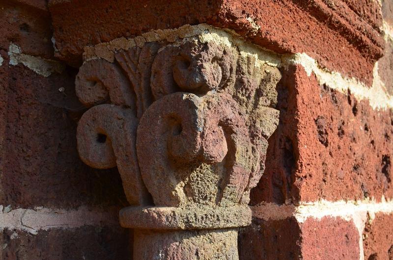 façade occidentale, porche, détail du chapiteau de droite