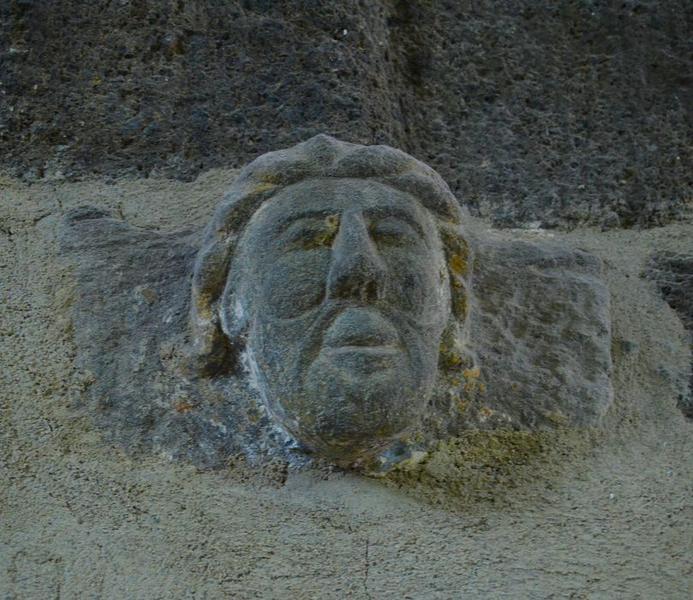 détail d'un visage sculpté en haut-relief