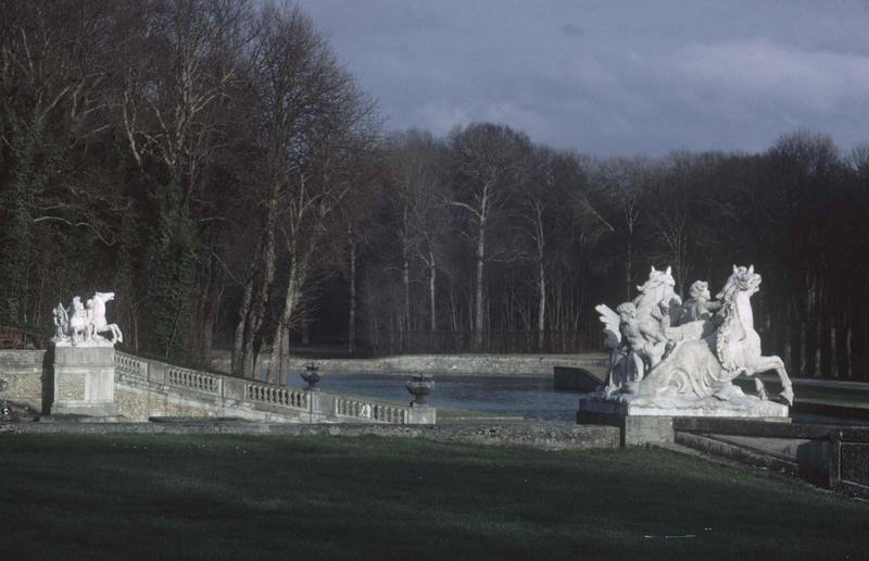 Groupes sculptés devant le bassin rond